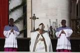 Tysiące ludzi na mszy pod przewodnictwem papieża w Niedzielę Zmartwychwstania Pańskiego