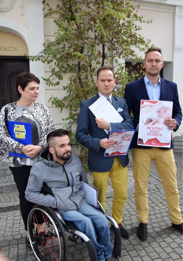 Ilona Motyka, Sebastian Cielecki, Radosław Brodzik, Cezary Wysocki chcą, by miasto dofinansowało leczenie niepłodności metodą in vitro.