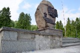 Pomnik poświęcony harcerzom w Kielcach w fatalnym stanie, a zbliżają się uroczystości [ZDJĘCIA]