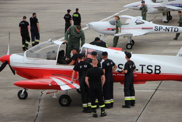 Studenci z dęblińskiej "Szkoły Orląt" oraz strażacy z Grójca i Nowego Miasta nad Pilicą ćwiczyli akcje lotniczo-ratownicze na lotnisku w Nowym Mieście nad Pilicą.