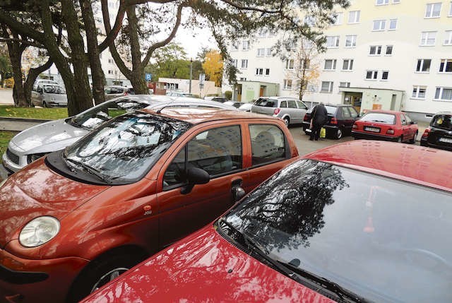 Przy ulicy Mossakowskiego parkuje dużo samochodów. Gdyby „rozluźnić” parkingi, dla wielu brakłoby miejsca