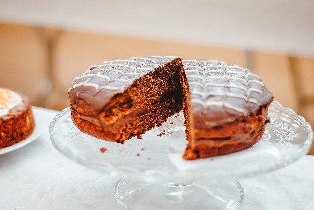 Ciasto marchewkowe można przełożyć czekoladowym kremem.