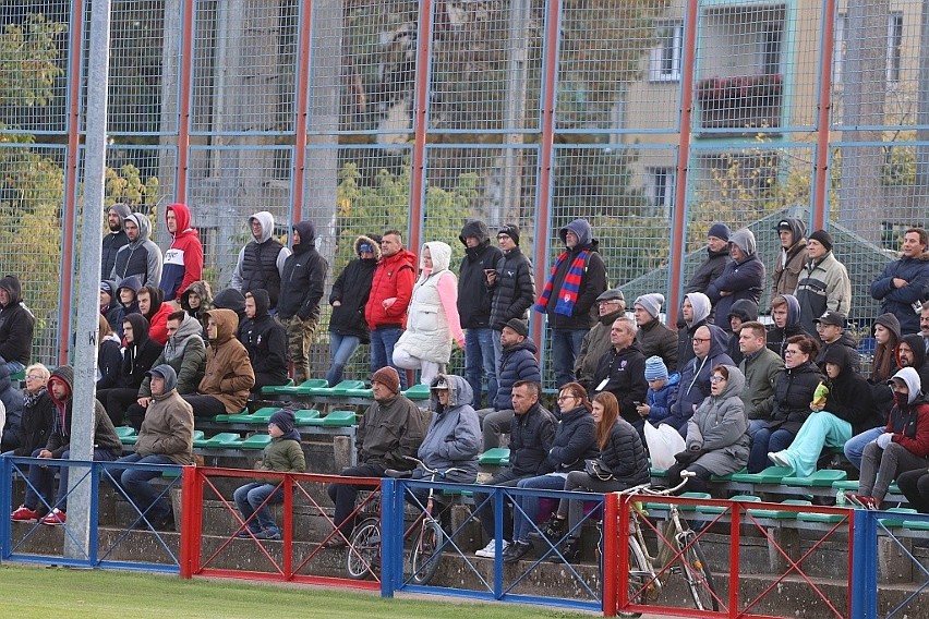 Mimo niskiej temperatury, na trybunach stadionu przy ulicy...