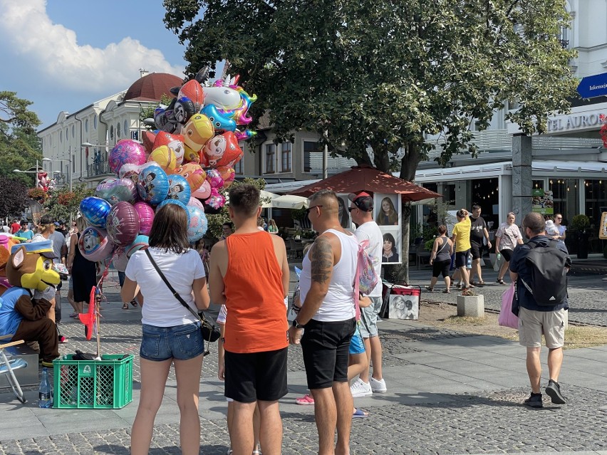 Tłumy turystów w Międzyzdrojach w długi sierpniowy weekend