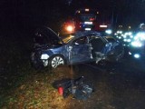 Mokra Wieś. Samochód uderzył w dwa drzewa i wypadł z drogi. Trzy osoby poszkodowane