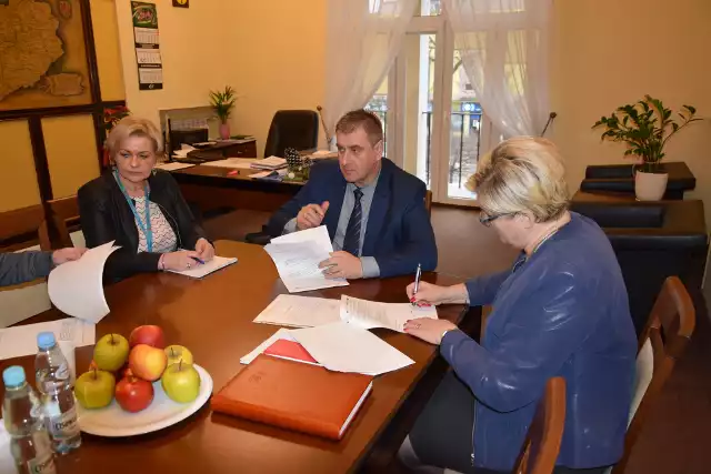 Umowę na remont Domu Pomocy Społecznej w Tomczycach podpisano w grójeckim Starostwie Powiatowym.