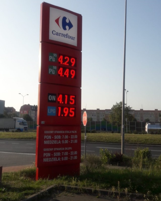 W Szczecinie, na stacji Carrefour, benzyna kosztowała dziś 4,29 zł za litr.