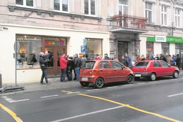 Taką kolejkę przed sklepem w grami zaobserwowaliśmy wczoraj na ul. Więckowskiego.