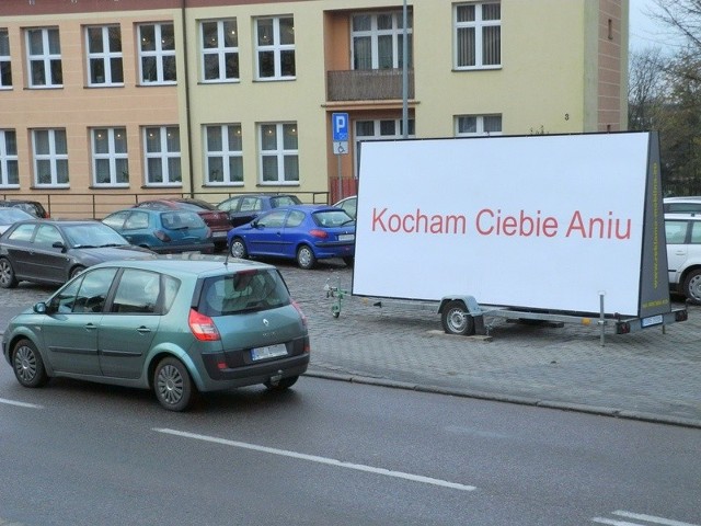 Oryginalne wyznanie miłości. Mobilna reklama stoi na ul. Lotha w Słupsku.