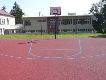 Na razie w Zespole Szkół w Wyszatycach powstały boiska do koszykówki i siatkówki.