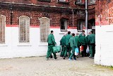 Nie chcielibyście tu trafić! Zakład Karny we Wrocławiu to prawdziwa twierdza. Jak wygląda życie więźniów i strażników?