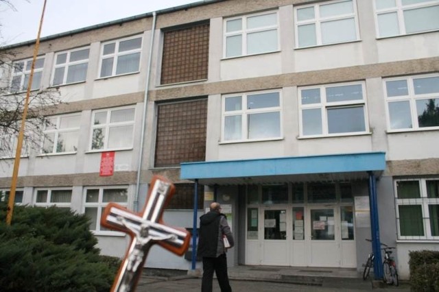 Sprawa krzyża w krapkowickiej szkole ciągnęła się od października ubiegłego roku.