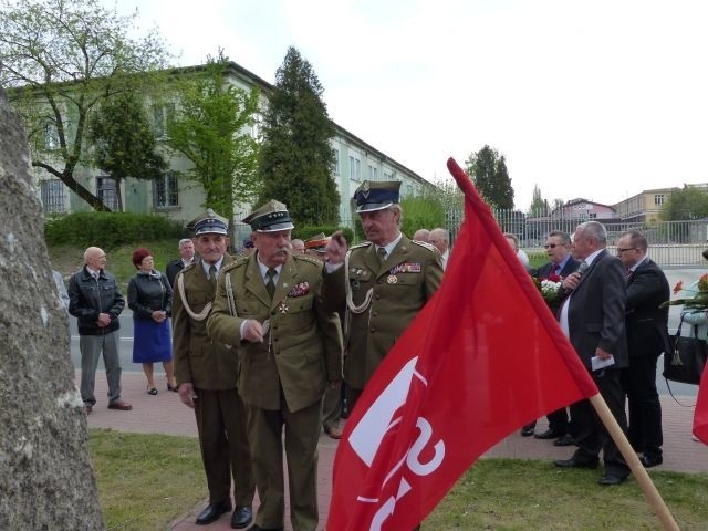 Uroczystości pierwszomajowe przy pomniku zamordowanych w latach 1939 - 1945 pracowników dawnych Zakładów Starachowickich.