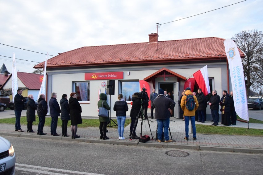 Poczta Polska w Baranowie Sandomierskim w nowej placówce. Klienci i pracownicy chwalą jej lokalizację, wygląd i parking. Zdjęcia z otwarcia 