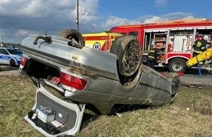 35-latek wsiadł za kierownicę po pijanemu. W Warce BMW, które prowadził dachowało, ciężko ranny został pasażer samochodu.