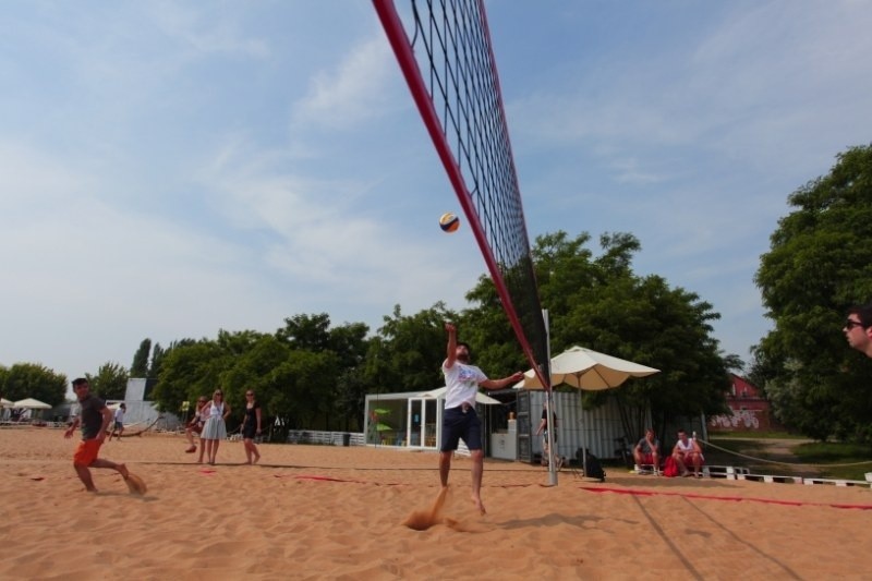 Plaża Miejska: Studenci kończą sesję "na sportowo". Trwa turniej siatkówki plażowej! [ZDJĘCIA] 