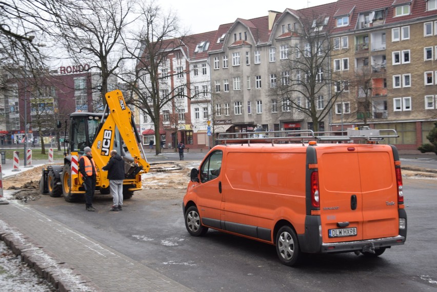 Trwa likwidacja wysepek po nieistniejących już przystankach.