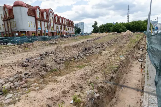 Na Rynku Siennym trwają prace związane z budową artystycznej kaplicy według projektu Jarosława Perszki. I to tu są odkrywane kolejne groby. Teraz szczątki zostaną zbadane przez antropologa.