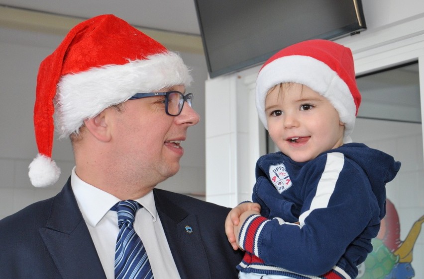 Prezydent Przemyśla i wiceprzewodniczący Rady Miejskiej, jako pomocnicy św. Mikołaja, odwiedzili dzieci w szpitalu w Przemyślu [ZDJĘCIA] 