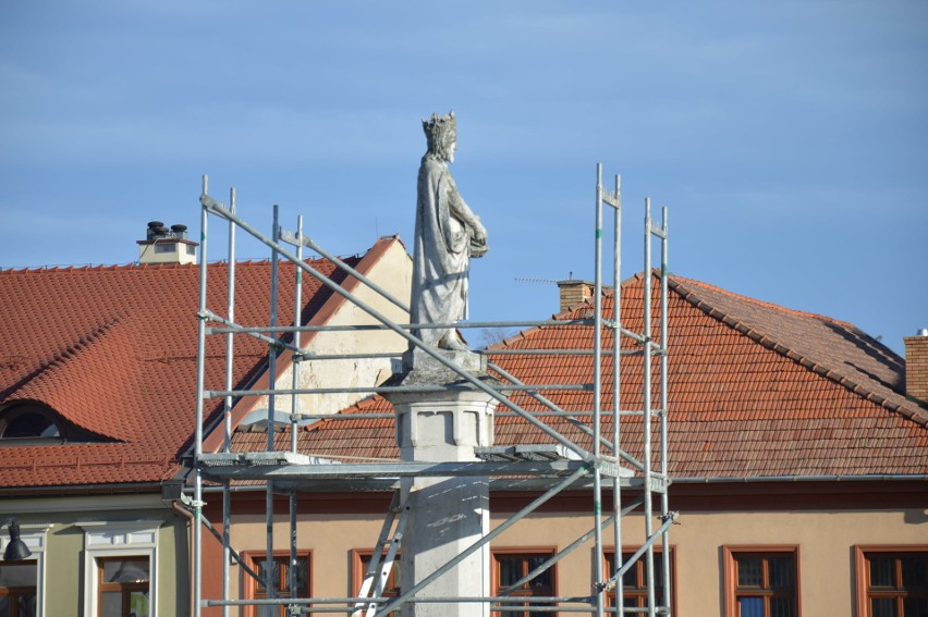 Bochnia. Pomnik króla Kazimierza Wielkiego zniknie z Rynku i trafi do renowacji [ZDJĘCIA]
