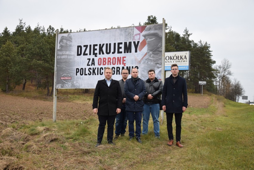 Słowa podziękowania z billboardu mają wlać otuchę w serca mundurowych jadących na polsko-białoruską granicę