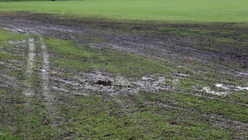 Prace kosmetyczne na murawie stadionu Pogoni Szczecin.