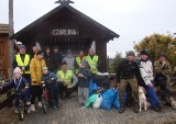 Mieszkańcy ruszyli w teren i posprzątali wieś. Świetna akcja w Czarlinie w gminie Kościerzyna. Na zakończenie czekało ognisko ZDJĘCIA