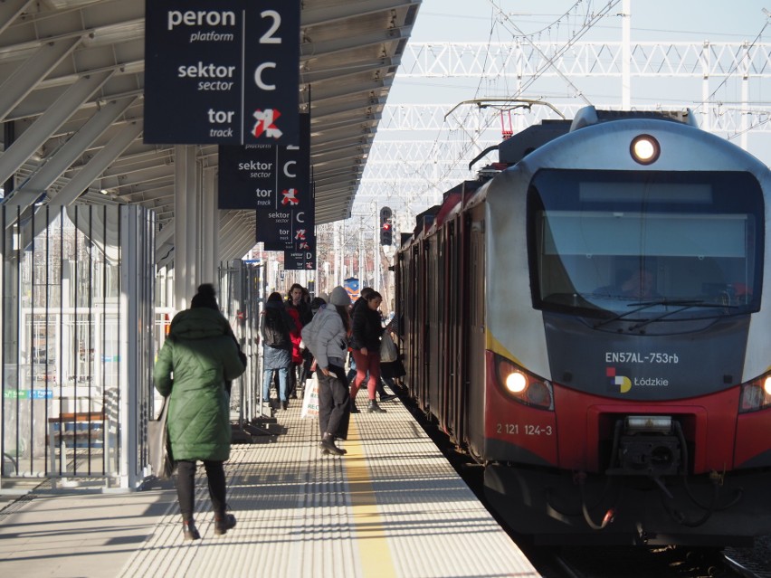 Nowe podwyższone perony ułatwiają wsiadanie do pociągów.