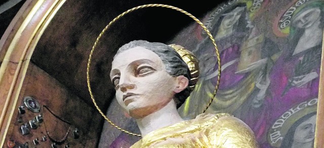 Rzeźba, na której Matka Boska ma włosy uczesane po śląsku