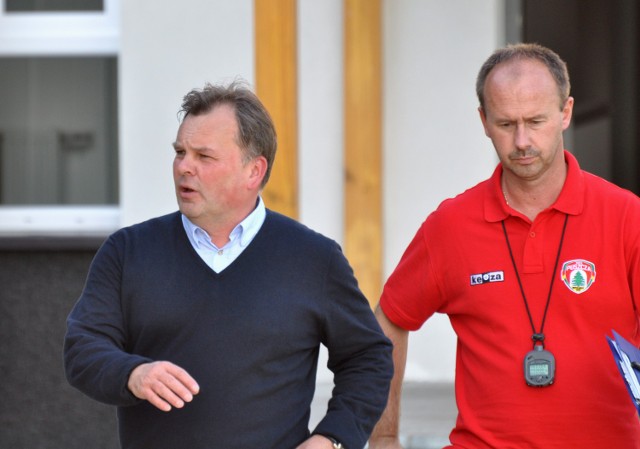 Tomasz Tułacz (z lewej) razem z II trenerem Puszczy Mariuszem Łucem. W klubie są od sierpnia 2015 r.