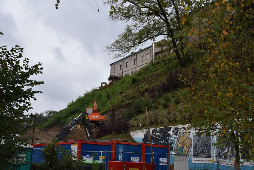 Trwa zabezpieczanie niebezpiecznego osuwiska w Sanoku. Sprawdziliśmy, jak wygląda postęp prac [ZDJĘCIA]