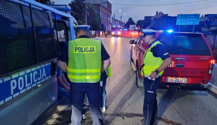 Tragiczny wypadek w Daleszycach. Samochód śmiertelnie potrącił kobietę i 4-letnią dziewczynkę [ZDJĘCIA]