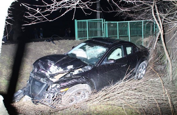 Przeciął słup nową mazdą: dwie osoby ranne, zniszczone auto i 5 godzin bez prądu