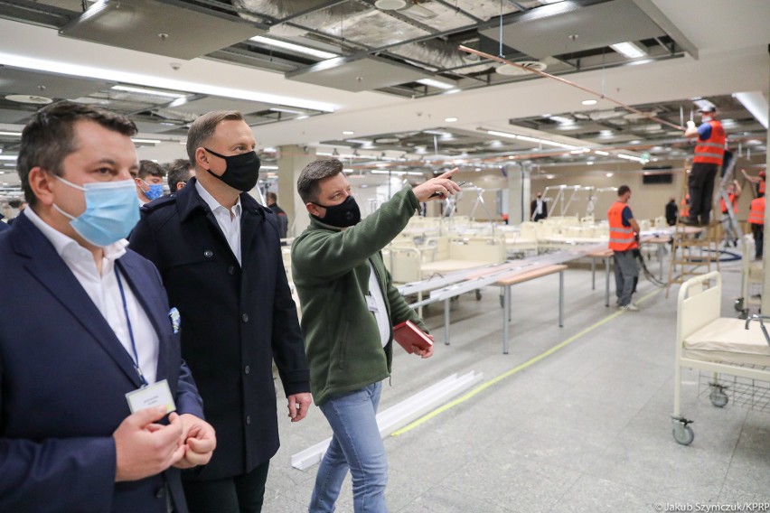 Prezydent Andrzej Duda podczas piątkowej wizyty na Stadionie...