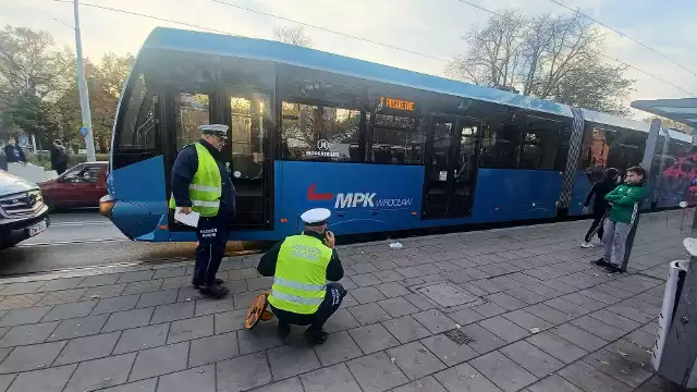 Do wypadku doszło na przystanku Prusa na ulicy Nowowiejskiej. Mężczyzna stojący na przystanku wysunął się pod podjeżdżający na przystanek tramwaj linii 1 jadący w kierunku osiedla Poświętne.