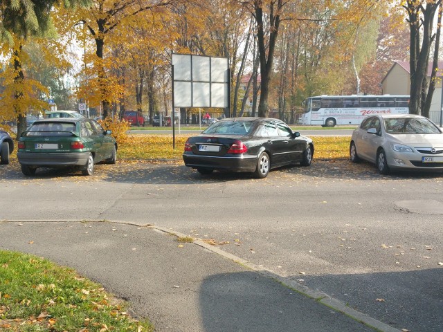 Tak się parkuje na al. Rejtana w Rzeszowie.