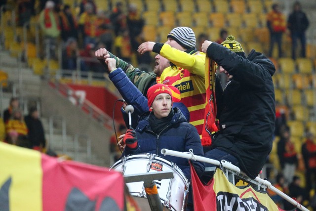 Mecz Jagiellonii z Wisłą Płock zakończył piłkarską jesień na białostockim stadionie. Zimowa aura dała się we znaki nie tylko piłkarzom, ale i kibicom. Sympatyków żółto-czerwonych było na stadionie przy ul. Słonecznej najmniej, bo 8 127. Ci, którzy zdecydowali się jednak wspierać Jagę z trybun - nie mogli narzekać na nudę. Zobacz naszą galerię kibiców ze spotkania Jagiellonia - Wisła Płock