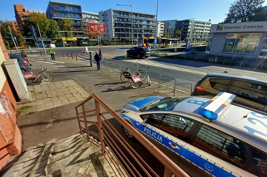 Wypadek rowerzystki we Wrocławiu. Kobieta została potrącona...