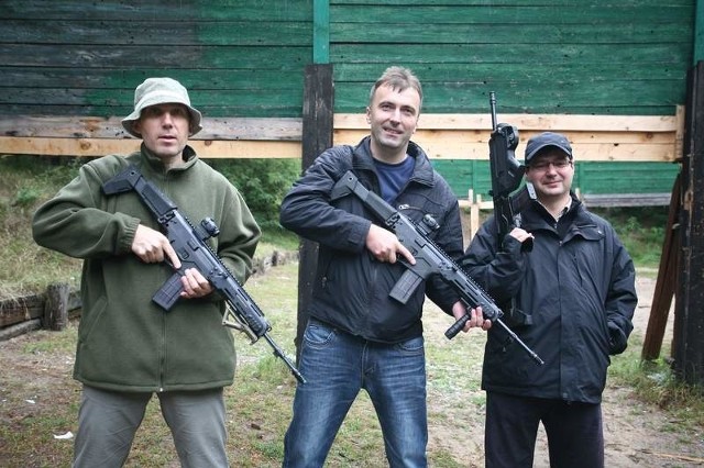 MSBS-y w rękach konstruktorów; od lewej Paweł Madej, Norbert Piechota i Mirosław Zahor.
