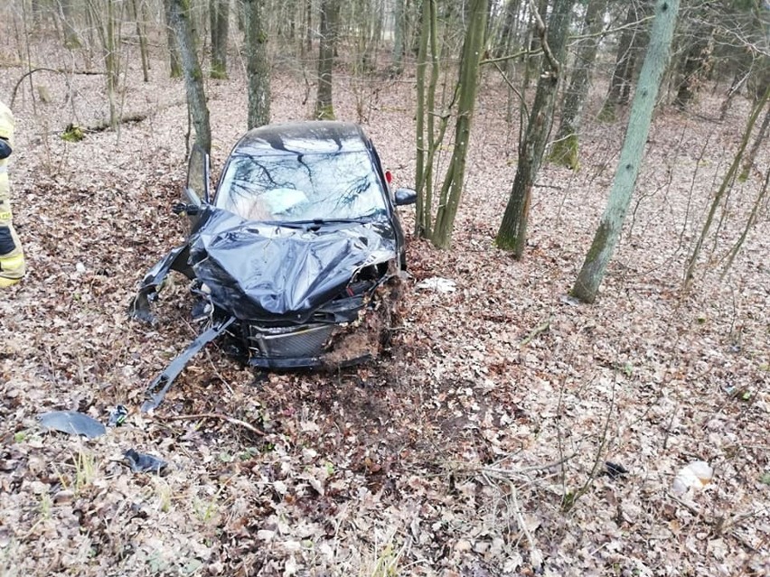 Wypadek na DW 681. Wypadł autem z drogi do przydrożnego lasu (zdjęcia)
