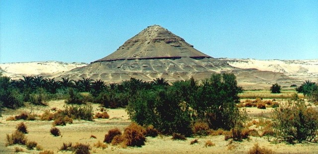 Piaskowa góra Dżabal Dist zwana też Piramidą.