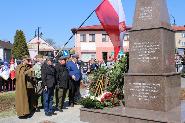 W Wierzbicy został odsłonięty w niedzielę Pomnik Czynu Niepodległościowego.