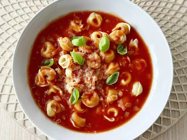 Zobacz, jak przygotować pyszną zupę pomidorową z tortellini i serem mascarpone. Kliknij galerię i przesuwaj zdjęcia strzałkami lub gestem.