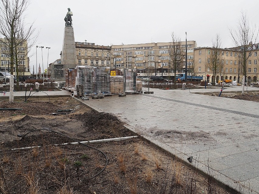 Płytki z nazwiskami Pomnika Łodzian 600-lecia na placu Wolności wciąż rdzewieją. Co z nimi będzie?