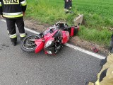 Groźny wypadek na DK 11 w Glinicy ZDJĘCIA Motocyklista wypadł z drogi i uderzył w przepust. Zabrał go śmigłowiec