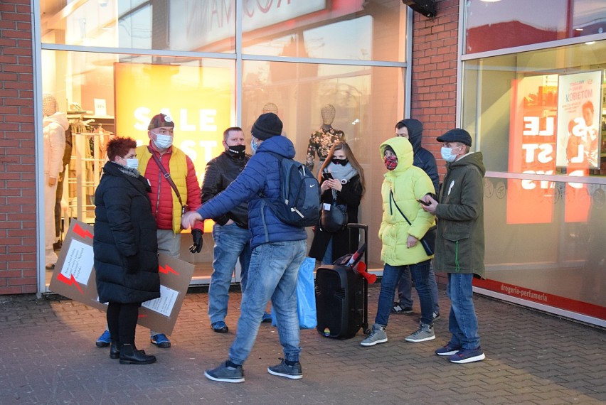 Ogólnopolski Strajk Kobiet w Stargardzie. W Dzień Kobiet stargardzianki zostały w domach. Mała grupka przeszła przez miasto na starówkę