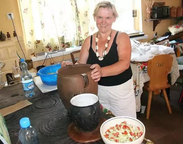 Na zdjęciu: Mirosława Wilk z Wielgiego, która na festiwal przygotuje rybę w galarecie. 