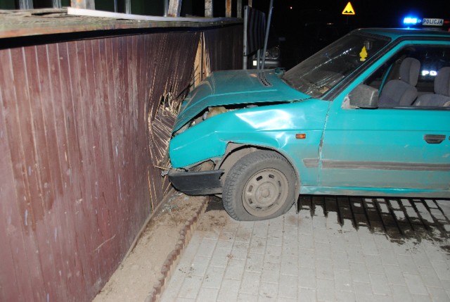 Kierowca skody był pijany, wjechał w płot w miejscowości Borek.