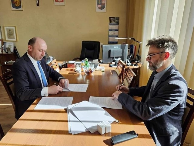 Nowe boiska powstaną przy szkołach podstawowych w Lubczy i Piotrkowicach. Na zdjęciu podpisanie umowy z wykonawcą.