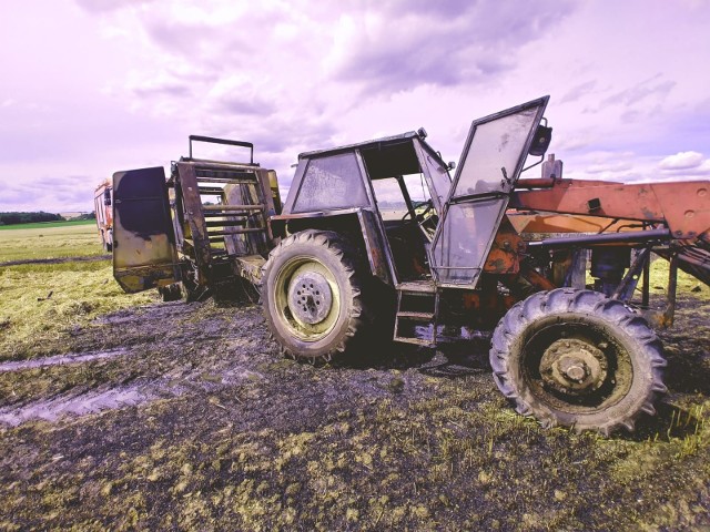 Smolice pod Pakosławicami. Podczas prac polowych spłonął traktor ze sprzętem i sporo zboża.